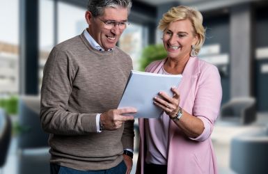 man en vrouw kijken op notitieblok